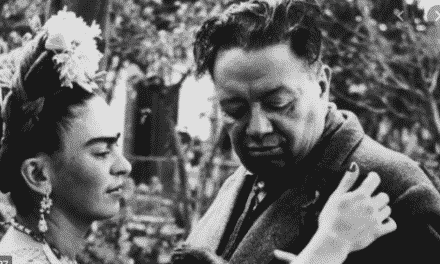 Une exposition de photos de Frida Kahlo dans une galerie à Paris
